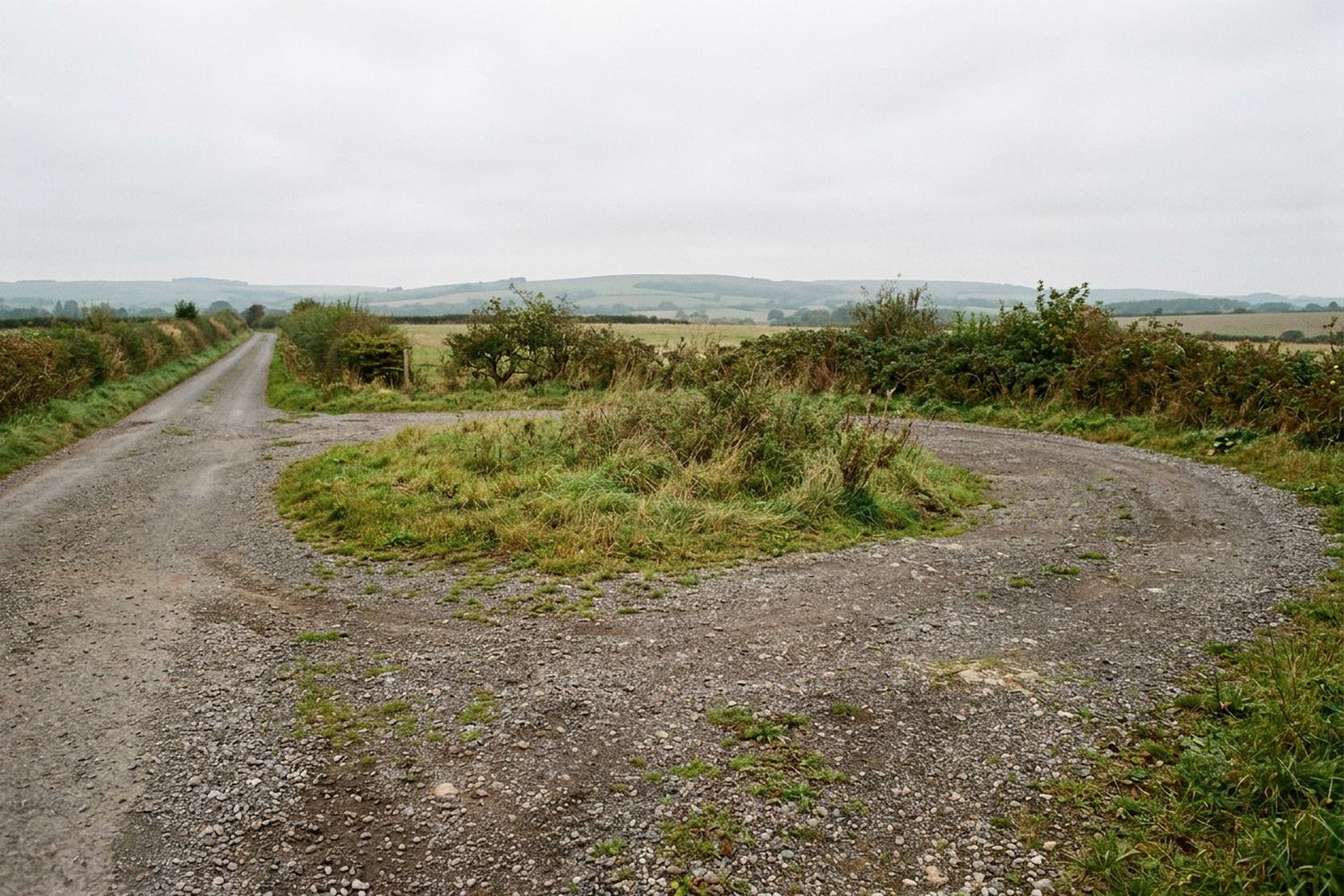 A gravel turning circle at the end of a single track lane.
